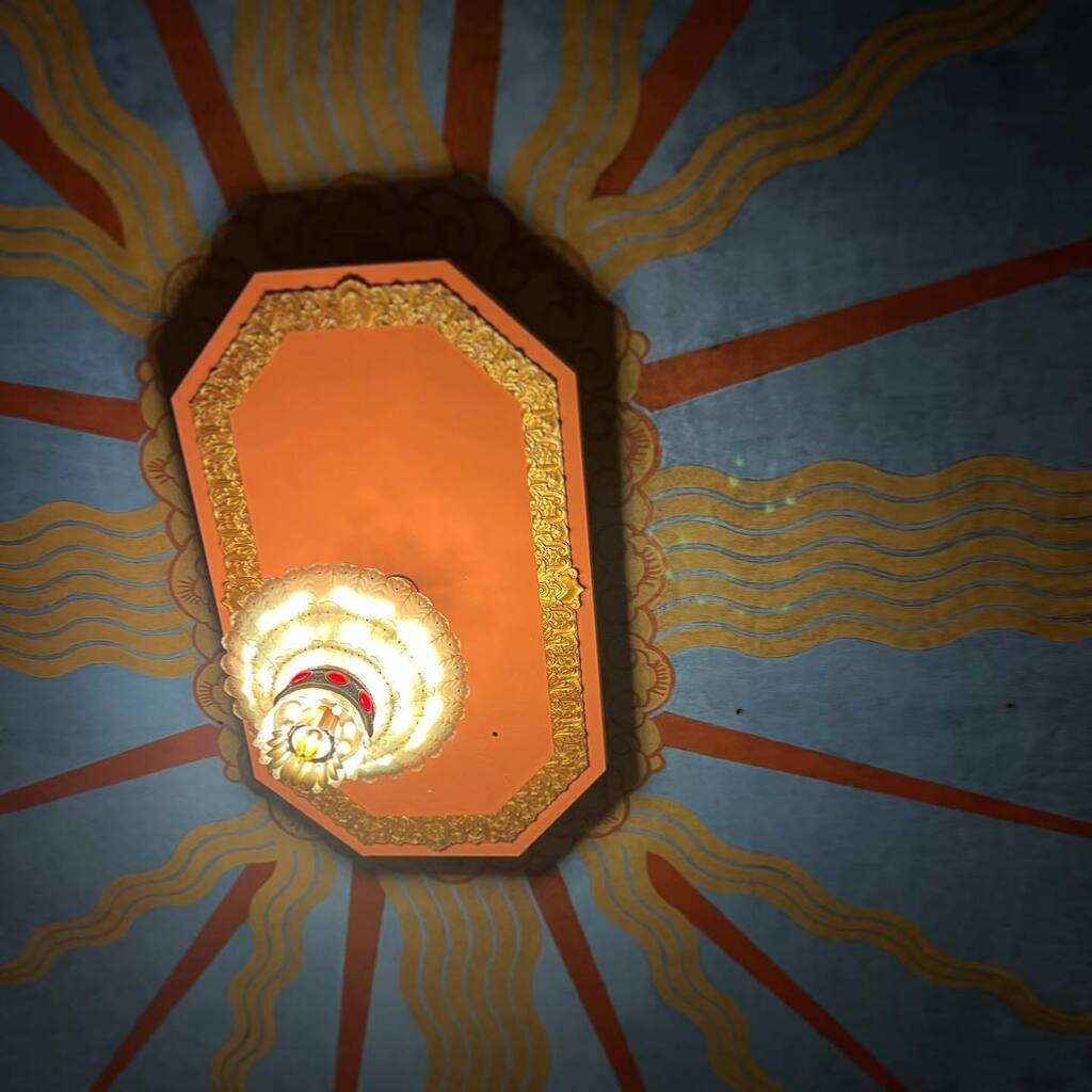 dssken's tweet photo. Indoor Sunshine 
#scenesfromlastnight #artdeco #decor #theater https://t.co/m9AU3dhb3c https://t.co/C70OsvoEpz