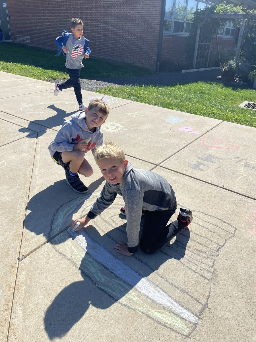 CBJenDellaPorta's tweet photo. 2nd grade was inspired by “Mira”, the main character in our story this week, to spread joy and happiness to our community 🌈☀️♥️ @CBGaymanES https://t.co/0xvSX0VUfF