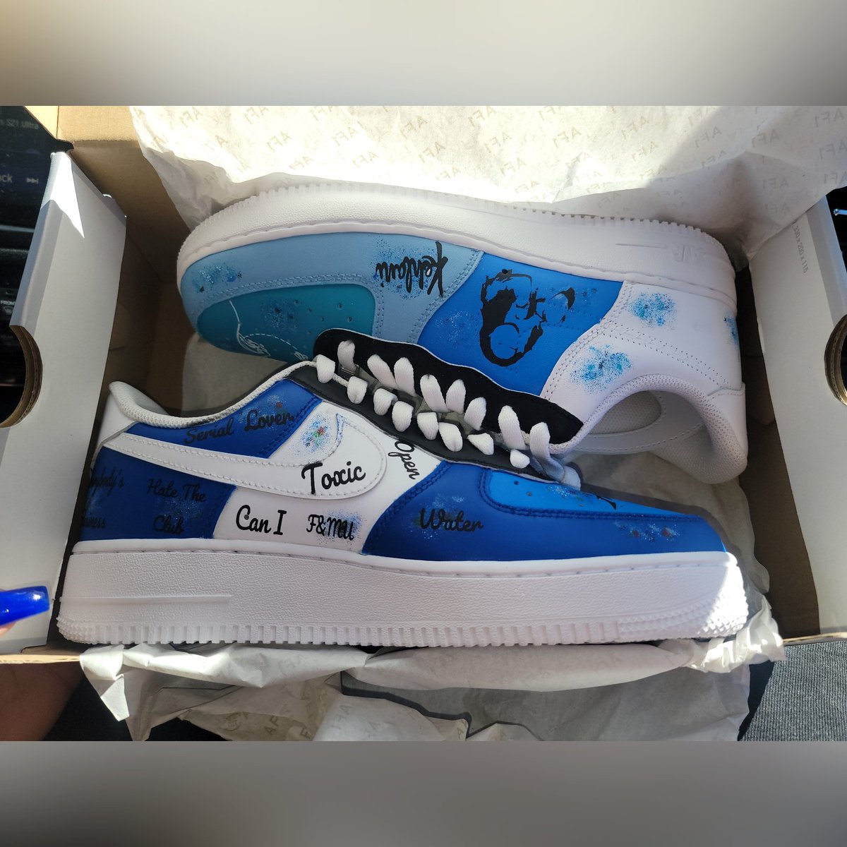 Tati_Yam's tweet photo. 7 DAYS until @kehlani LIVE in Oakland &amp; my custom Air Force Ones just arrived 😭
BIG FUCKIN SHOUT OUT to the talented &amp; amazing @heyits_ezzy I can't even explain how much these mean to me😭
#Kehlani #bluewaterroadtrip #iwguiw #customsneakers #Oakland #Baelani #tsunmi #TsunmiMob https://t.co/2k7RV9ZPNY