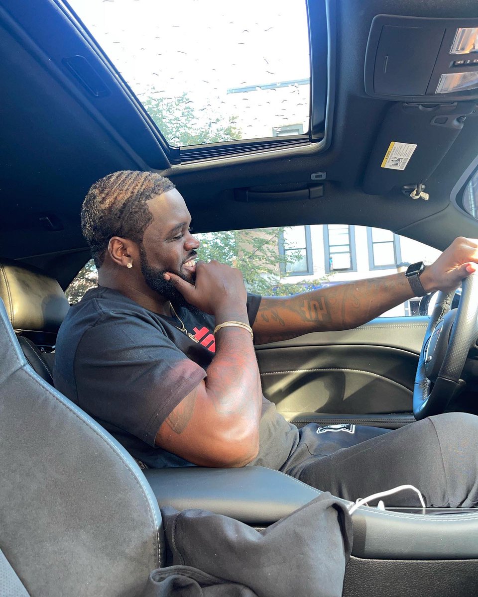 SL__Senpai's tweet photo. Ride with me I can take u places…Drive pass police make them chase us 😂😂… #Slavylogic #Explore #ShopSL #colegatesmile https://t.co/q20DO2PBhb