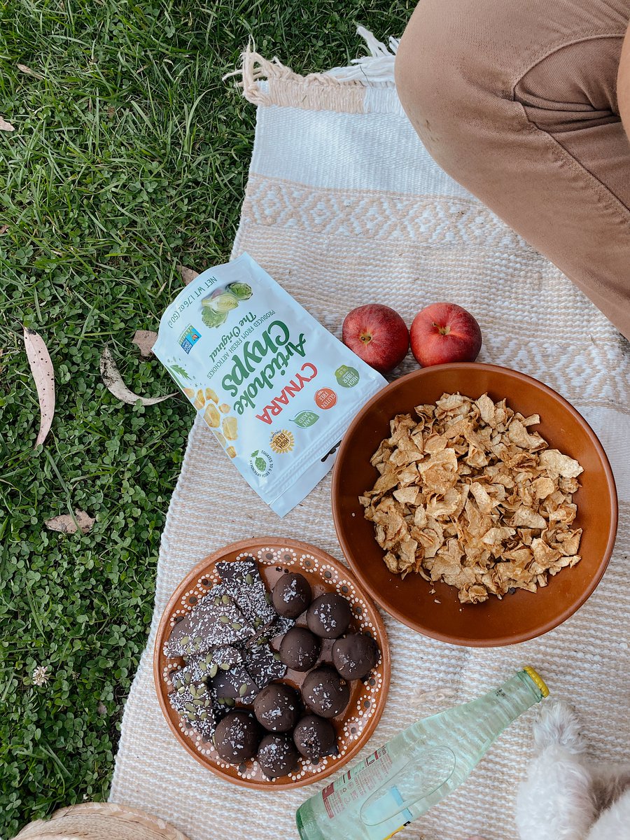 CYNARAartichoke's tweet image. When the temperature starts dropping and the leaves start turning, you know that fall is in the air. 🍂 Enjoy crispy #ArtyChyps all season long! 💚🧺

📸: @alexafuelednaturally   
#artichokelovers #fallvibes #fiberfueled