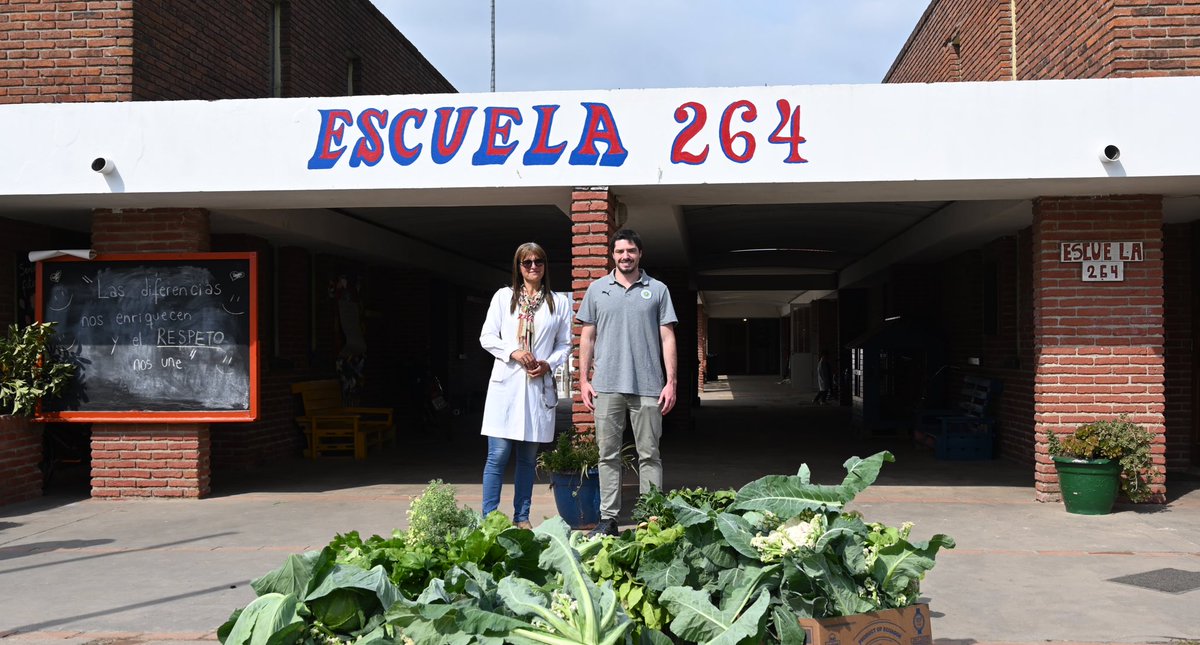 La #HyundaiMontevideoCityGarden a todo ritmo 🌱😉

La Escuela 264 de Aeroparque, con más de 320 alumnos recibió por parte de nuestra fundación #CityEnLaComunidad más de 250 verduras producidas en nuestra huerta conjunta con <a href="/Hyundaiuy/">hyundaiUY</a> 🙌

#LosCiudadanos🏙️ 🤝 #Escuela264