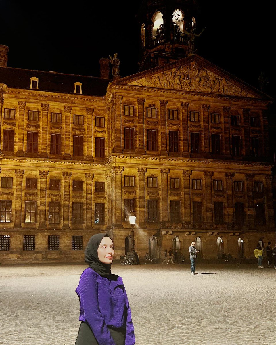 Amsterdam Kraliyet Sarayı pek olmamış ama gece biraz gideri vardı, gereken yapıldı📸 zaten gideri olsa prensesler burada yaşardı ama Lahey’de yaşıyorlarmış👑  👸🏼#birazbilgi #kraliyetprenseslerdenibarettir #kraliyetsaraylarıyorumlarımpart2