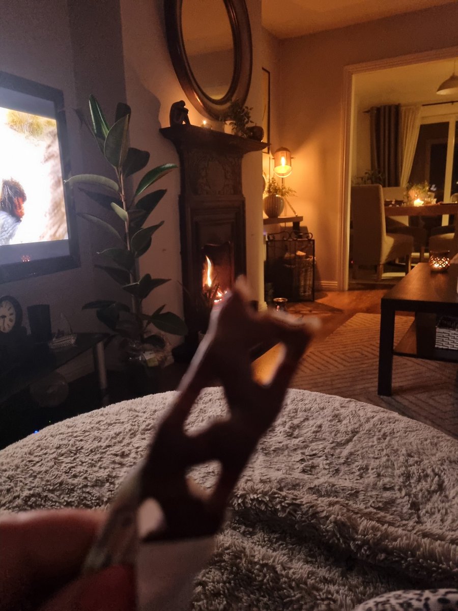 p_pocabby's tweet photo. After spending evening baltic at side of a GAA pitch watching nephew Hurl , I came home &amp; decided to light 1st fire of season, put on Lord of Rings , and scoff a Curly Wurly &amp; a glass of Pinot ! Winter is coming ! #cosynights https://t.co/XmfILoV4Lq