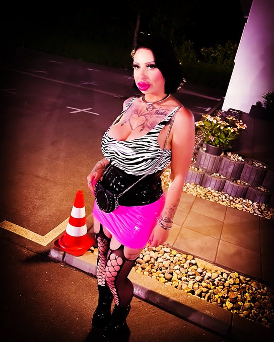 Hot night in Berlin 🔥#loveyourlife #loveyourself #nightlife #diversity #unique #crazygirl #tattooinspiration