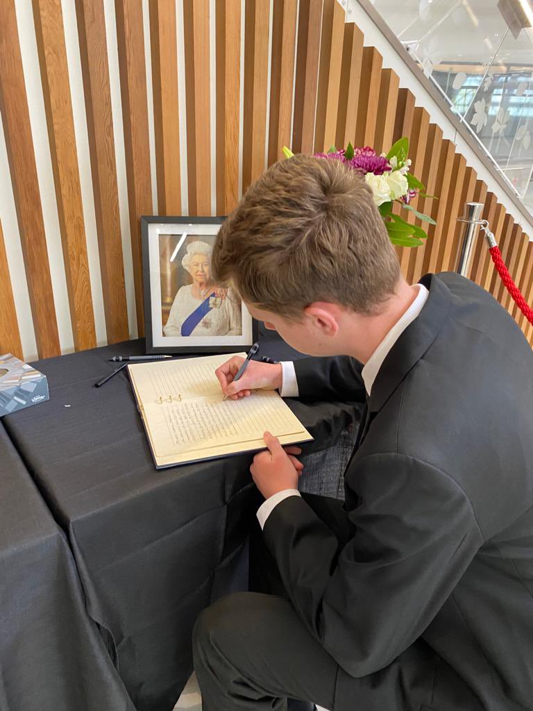 Last week I spent an hour welcoming and speaking to residents who were queueing up to sign the memorial book for Her Majesty Queen Elizabeth II in Princess Square. 

God Bless the Queen 🕊️ 
God Save the King 🇬🇧 

#BracknellForest #UKYouthParliament #MYP #UKYP
