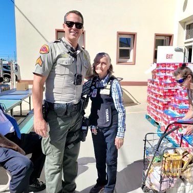 KernCoSheriff's tweet photo. Mojave Elks Lodge hosted this great event out in East Kern and KCSO Sergeant Steve Davis helped load and distribute food for the residents of various East Kern communities! It’s always a pleasure to #serve and protect.
#communityorientedpolicing #community #loveyourjob #joinkcso https://t.co/tWg9W7Mnb4
