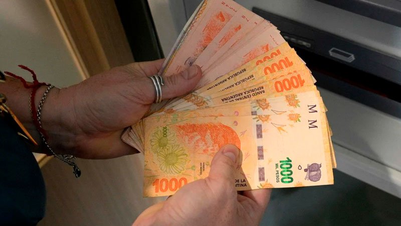 ElDoce's tweet photo. El Gobierno confirmó un bono de 150 mil pesos: quiénes pueden aplicar >> https://t.co/uQ2cB49X6H https://t.co/v4KJn9myqW