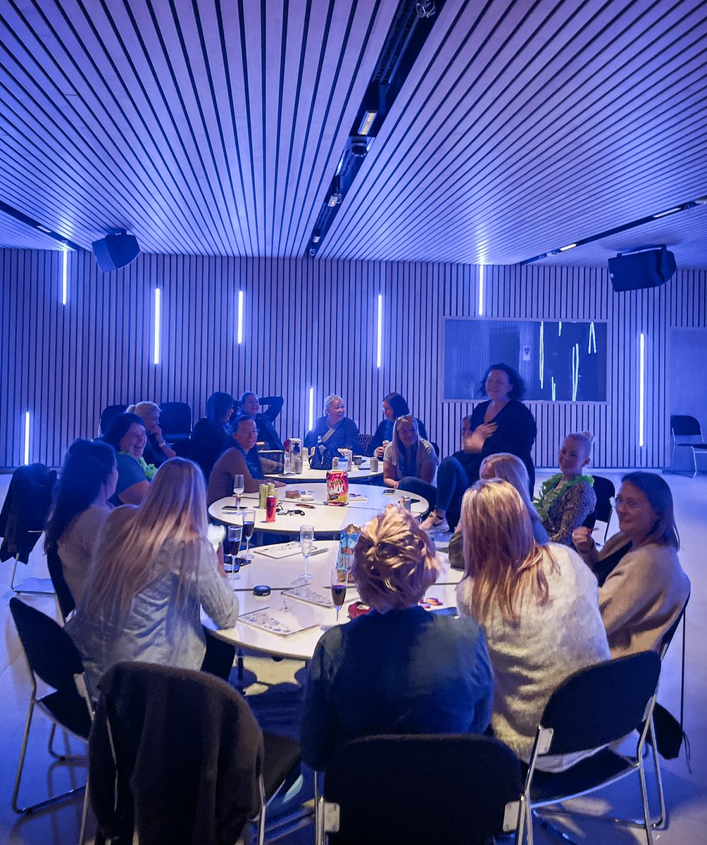 NinnaStefans's tweet photo. Njarðvíkurskóli og Myllubakkaskóli komu til okkar í Kahoot! @heidajumpy var sigurvegari kvöldsins en það er enn óráðið hver er sigurvegarinn í leiknum “sturluð staðreynd” sem er í gangi núna .. @IngviHrannar #utisonline #stapaskoli #stapamix https://t.co/woj6AswRy5