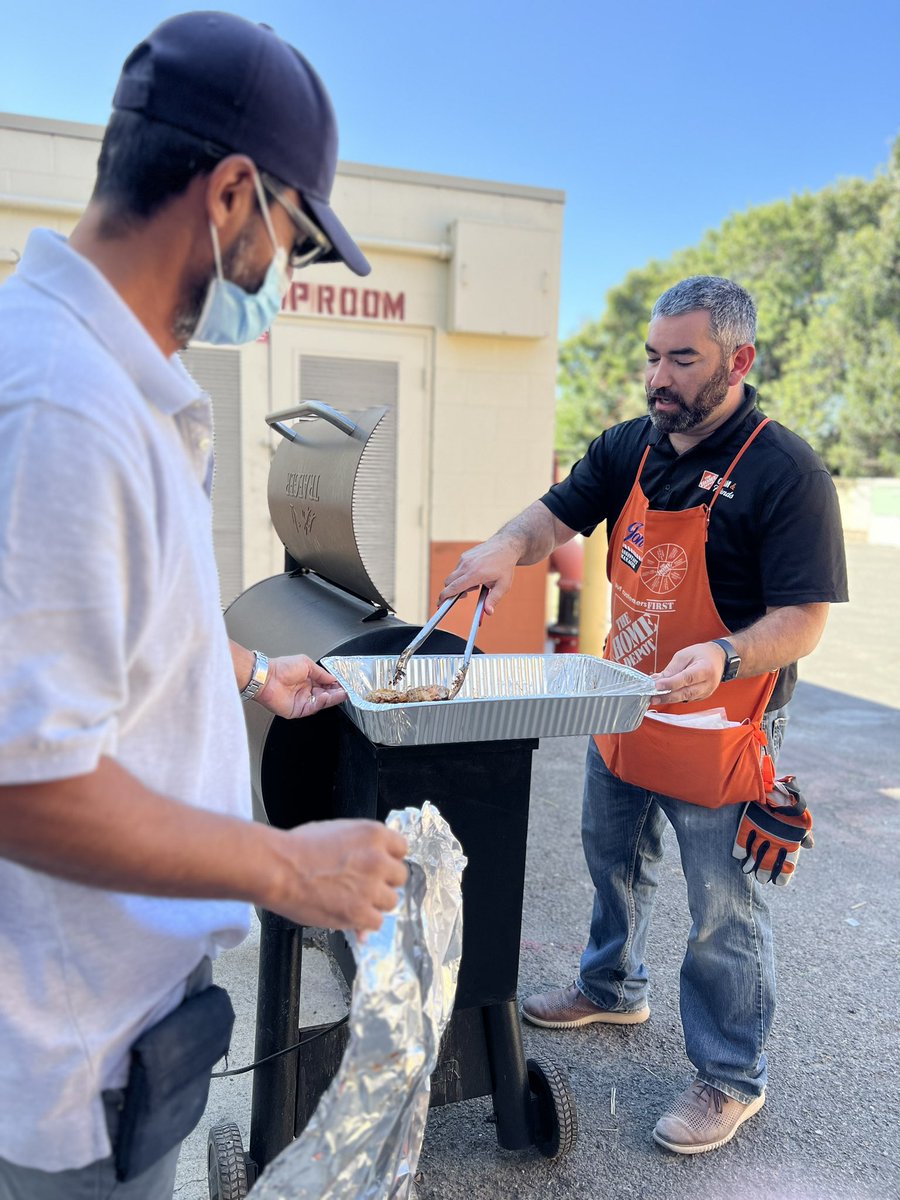 halogirl47's tweet photo. @6952HD celebrating 🥳 success sharing with a BBQ 🍗 bash.  Jon ASM manning the Traeger grilling up some chicken and thanking the associates! @sm_jasminmarie https://t.co/z2obIHvUAD