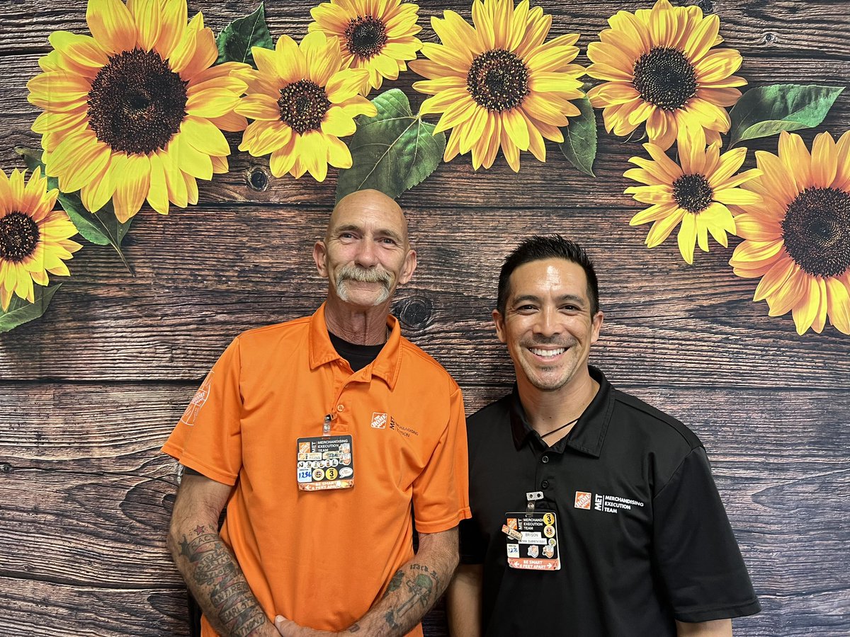 halogirl47's tweet photo. @6952HD celebrating 🥳 success sharing with a BBQ 🍗 bash.  Jon ASM manning the Traeger grilling up some chicken and thanking the associates! @sm_jasminmarie https://t.co/z2obIHvUAD