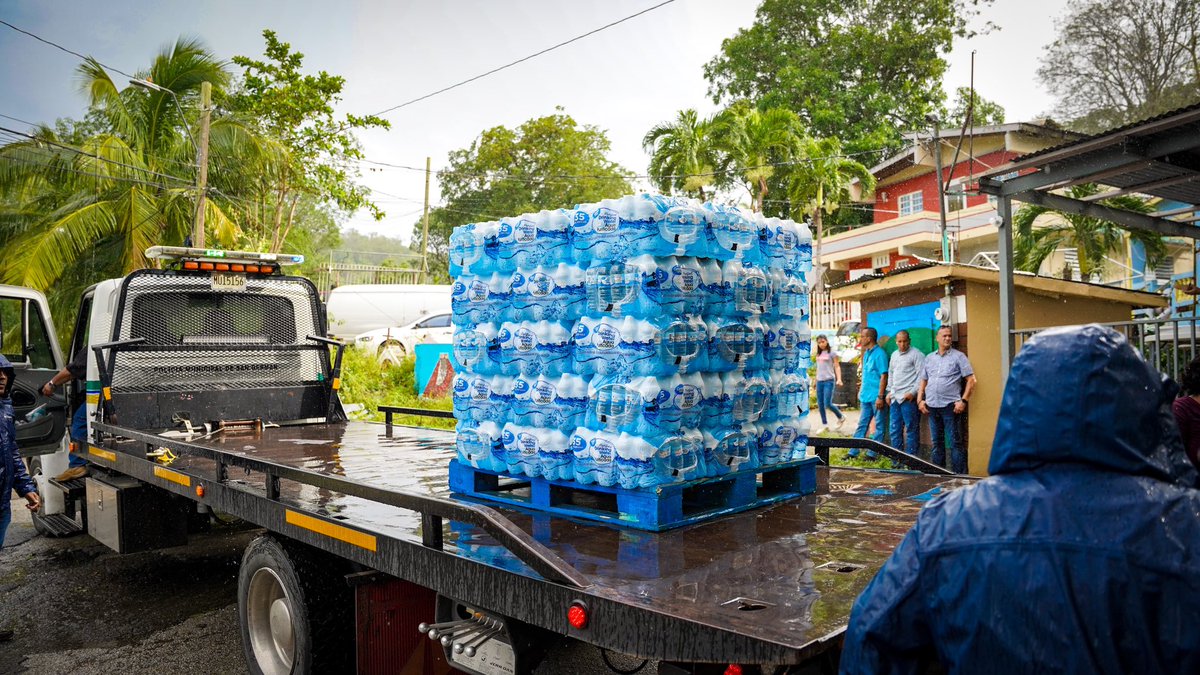 GovPierluisi's tweet photo. Una vez más demostramos el compromiso que tenemos con la comunidad El Retiro de San Germán y le hicimos entrega de alimentos calientes y agua embotellada. Seguimos coordinando más acciones para la reconstrucción ágil y eficiente de las comunidades afectadas en todo Puerto Rico. https://t.co/x38ncwDQ7P