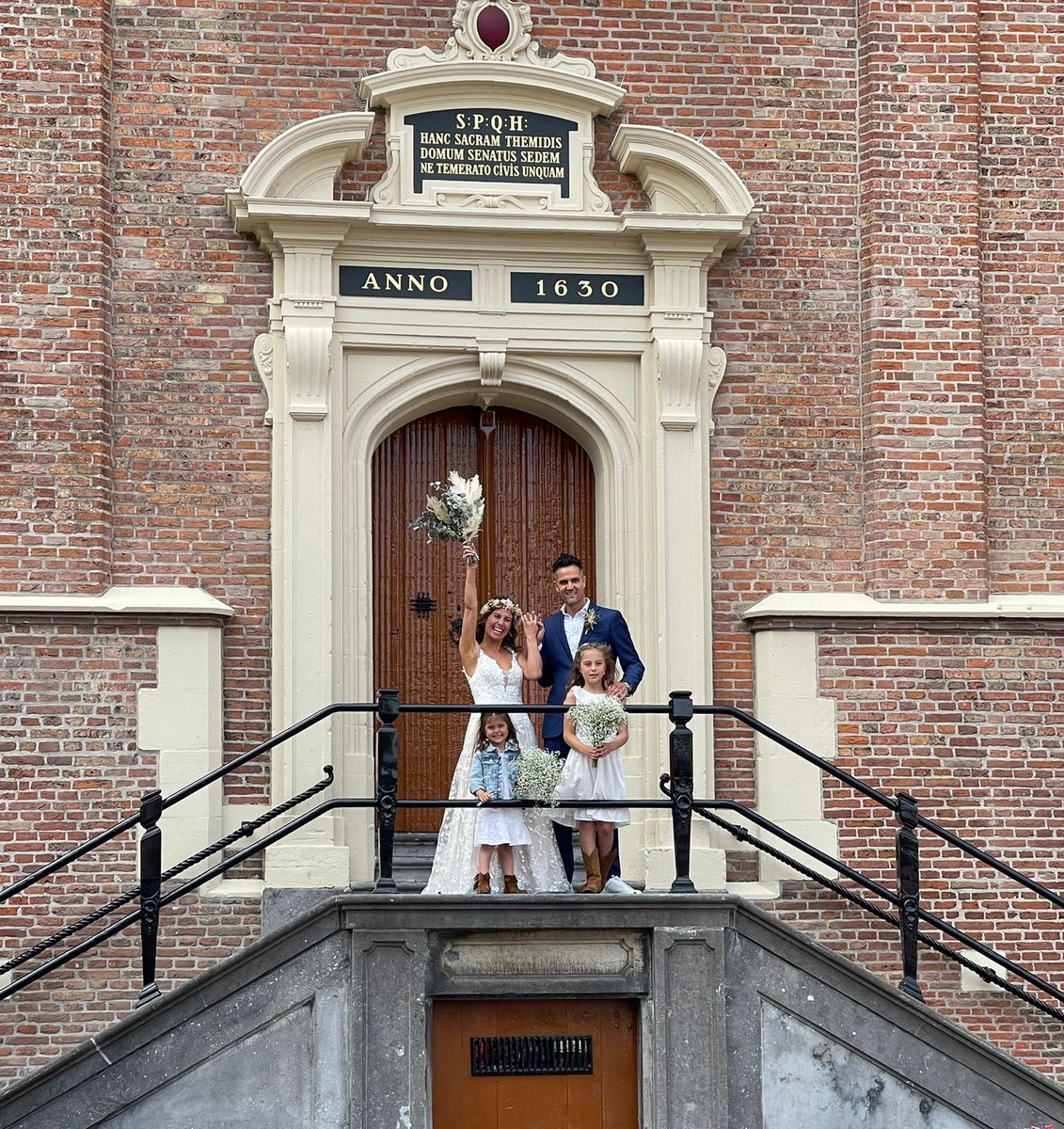 TNXaLOT's tweet photo. Na (exact) 20 jaar verkering, waarvan bijna 7 jaar verloofd, sinds dinsdag eindelijk Charlotte Timmerman 👰🏻‍♀️💍♥️ @alphatwins #mrandmrstimmerman #20092002_20092022 https://t.co/ONjWvS1ONI