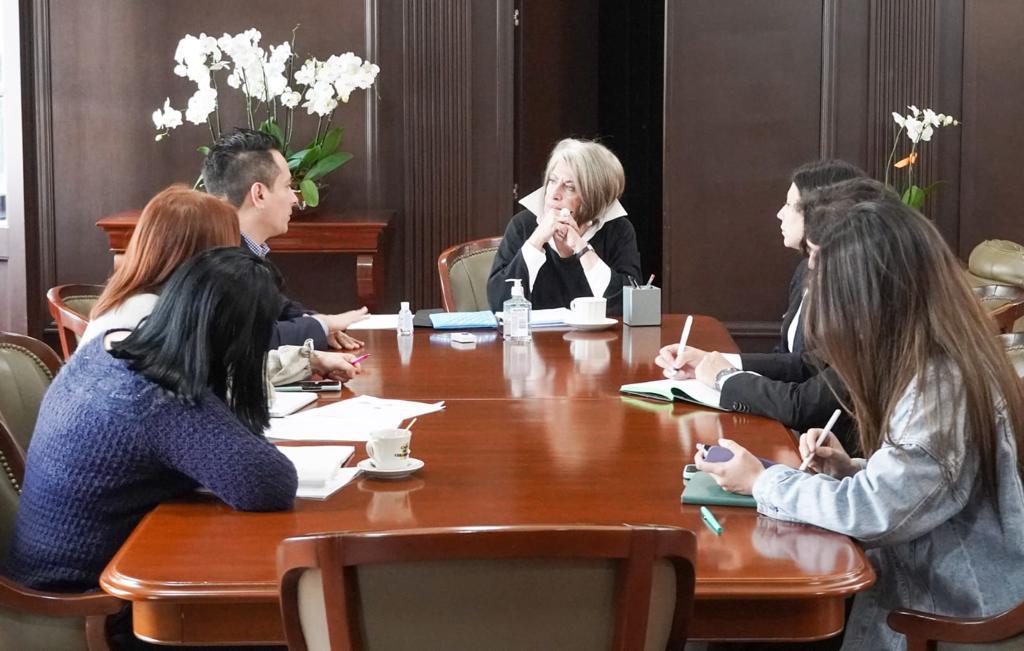 📌Ministra <a href="/CeciliaLopezM/">Cecilia Lopez Montaño</a> habló con directivos de <a href="/Porkcolombia_/">Porkcolombia</a> sobre temas de interés para productores porcinos 🐷 y los planes del <a href="/MinAgricultura/">Min. de Agricultura</a> para este importante motor de la economía nacional 🇨🇴