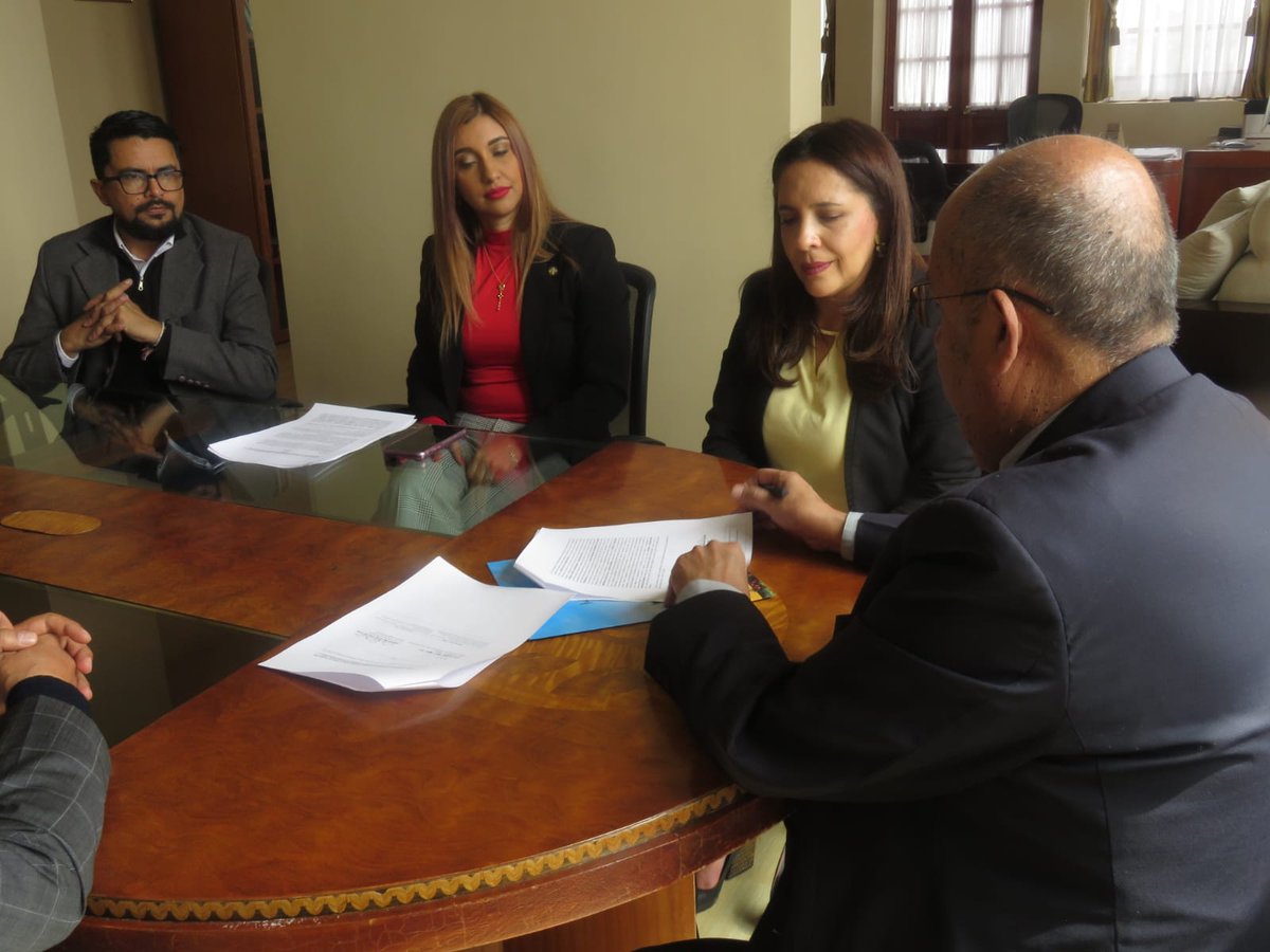 adricamachol's tweet photo. Con @universidadJDC firmamos convenio que busca aunar esfuerzos para dinamizar campos de práctica, apoyar procesos de extensión social comunitaria, investigación y cualificación 📚 en beneficio de la garantía de los niños, niñas, adolescentes, jóvenes y familias👨‍👩‍👧de #Boyacá. https://t.co/1JzN9hspE3