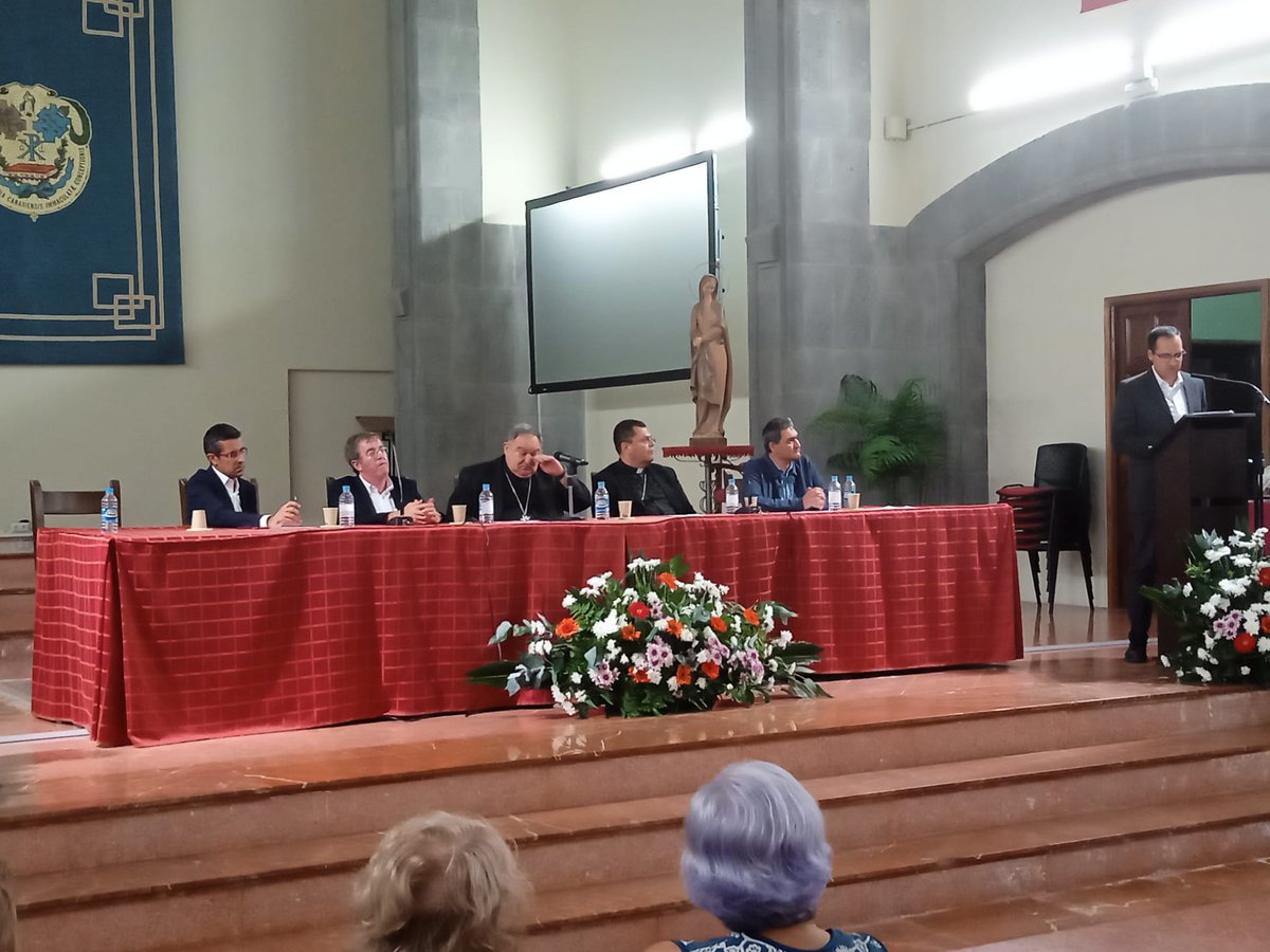 D. Oscar Méndez Castellano pronunciando la lección inaugural en el Istic