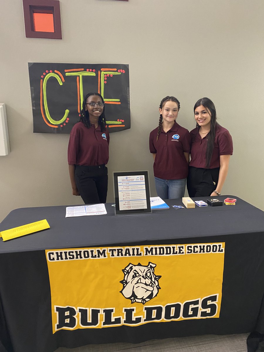 NisdCTE's tweet photo. Our awesome CTE Ambassadors had a great time meeting families at NISD Middle School Open House events! We ❤️ how they share their passion and information about CTE opportunities offered in middle and high school! Learn more at https://t.co/i7Z2Aho4UF  #IAmNISDCTE https://t.co/lPBBFvhMSD