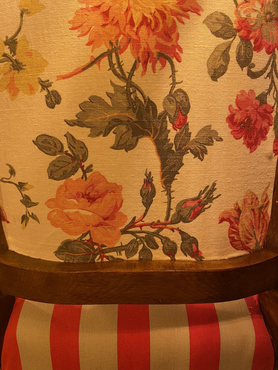 FeatureFurnish1's tweet image. An elegant chair for an elegant lady #upholstery
