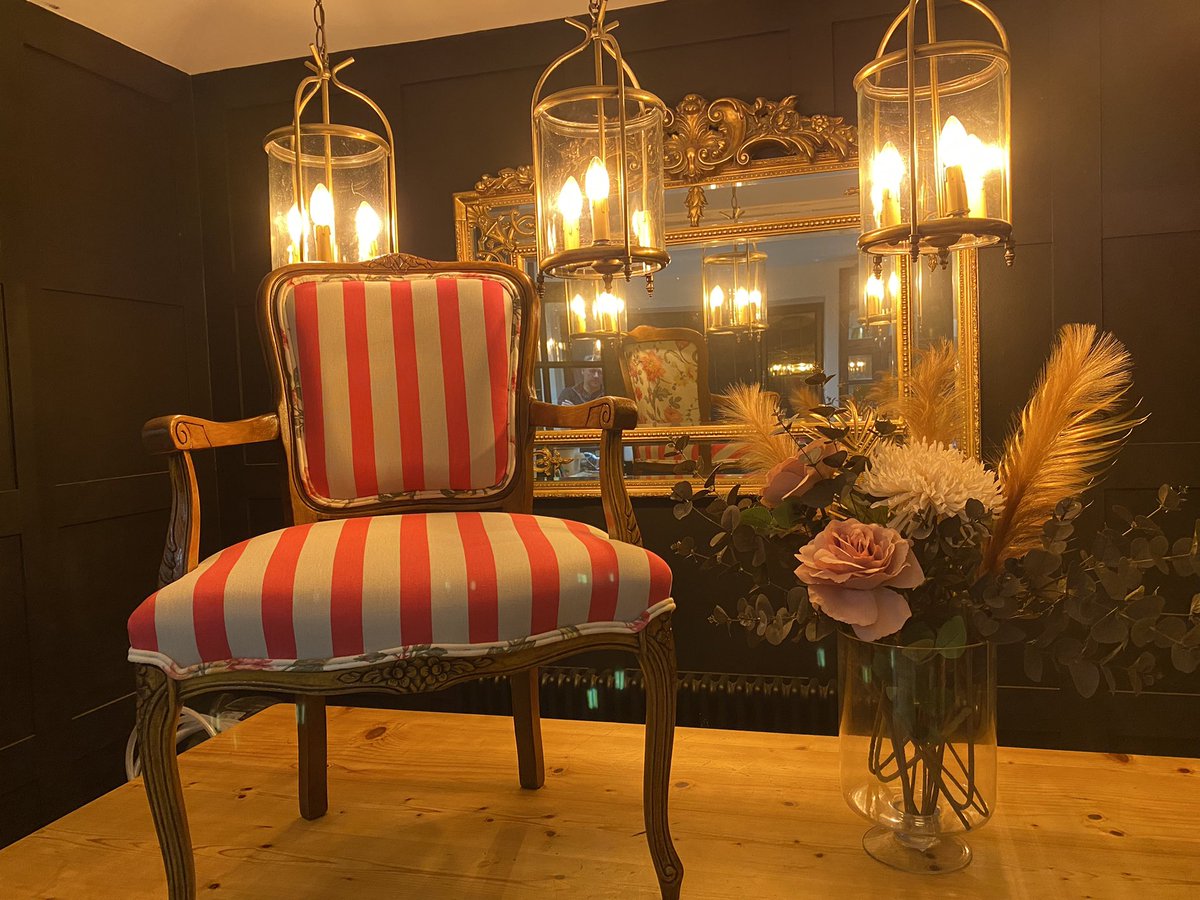 FeatureFurnish1's tweet image. An elegant chair for an elegant lady #upholstery