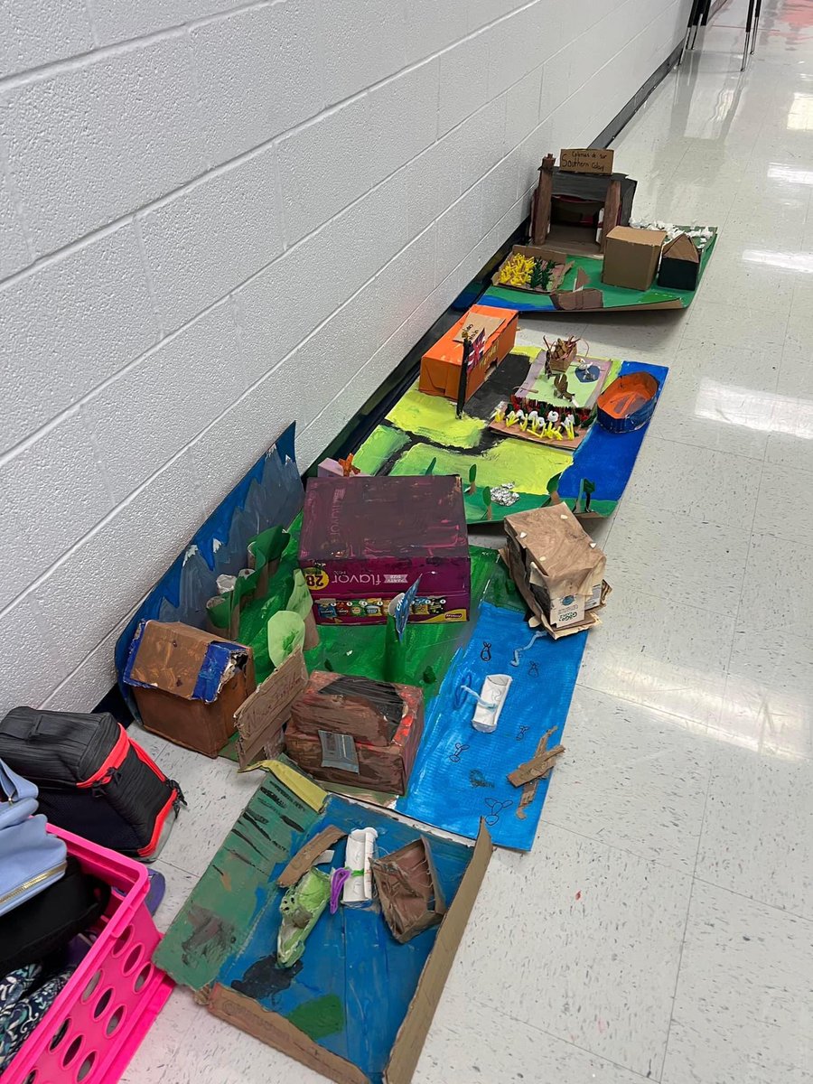 WaxDualLanguage's tweet photo. 5th graders at @WedgeworthES  researched the differences among the three colonial regions of New England, Middle, and the Southern colonies. Students created a model of the colony they researched and presented to their peers. #wisdDLscholars #SomosHistoriadores  #wisdsinlímite https://t.co/wPARqRxlLo
