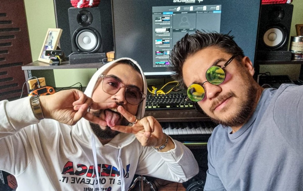 WilliamBastianM's tweet photo. Suéltala Owen!!!! 🎧🎶 En @hellsoundrecords con @stevexowenmusic #studio #urban #recording #porttrait #picoftheday #pic #samsungzflip3 #bogota #music #beat #musica #new #newsound #single #poplatino #colombia🇨🇴 https://t.co/fXVhkOpa5A