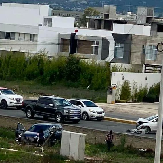 Aparatoso accidente en libramiento la joya a la altura de San Francisco Huatengo deja totalmente cerrado en un sentido la circulación, lujosa camioneta sale de la carretera a más de 1.5m de altura después de impactar a otro vehículo. #Tulancingo #Hidalgo #accidente