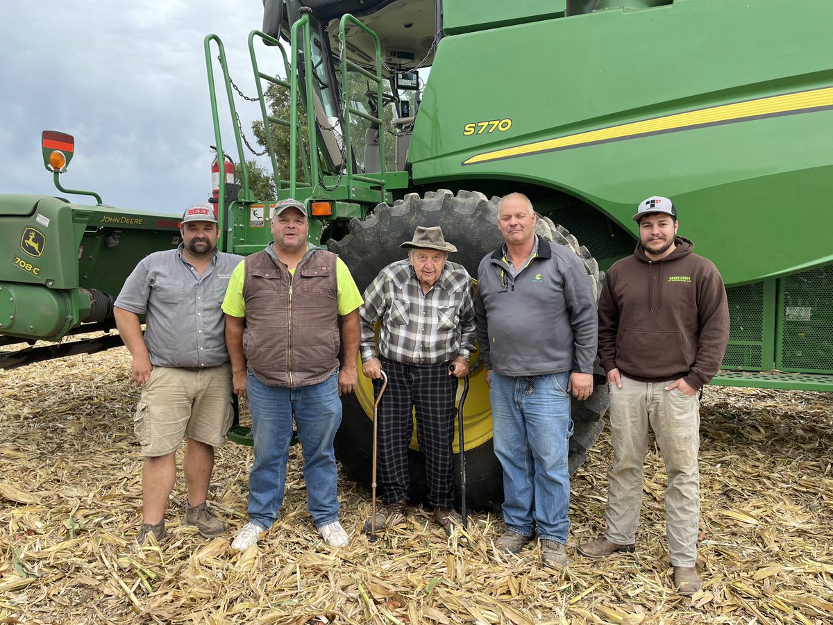 Channel_KY_SIN's tweet image. This week’s #FieldCheckUpFriday is coming to you from Rexing Grain and Livestock. 3 generations of Rexings were on site to watch @ChannelSeed 214-78DGVT2PRIB claim another plot victory! Thanks guys! #PlacedToPerform #BayerUp