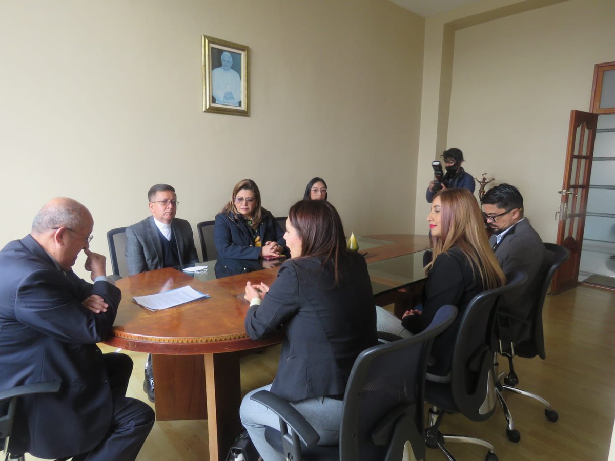 adricamachol's tweet photo. Con @universidadJDC firmamos convenio que busca aunar esfuerzos para dinamizar campos de práctica, apoyar procesos de extensión social comunitaria, investigación y cualificación 📚 en beneficio de la garantía de los niños, niñas, adolescentes, jóvenes y familias👨‍👩‍👧de #Boyacá. https://t.co/1JzN9hspE3
