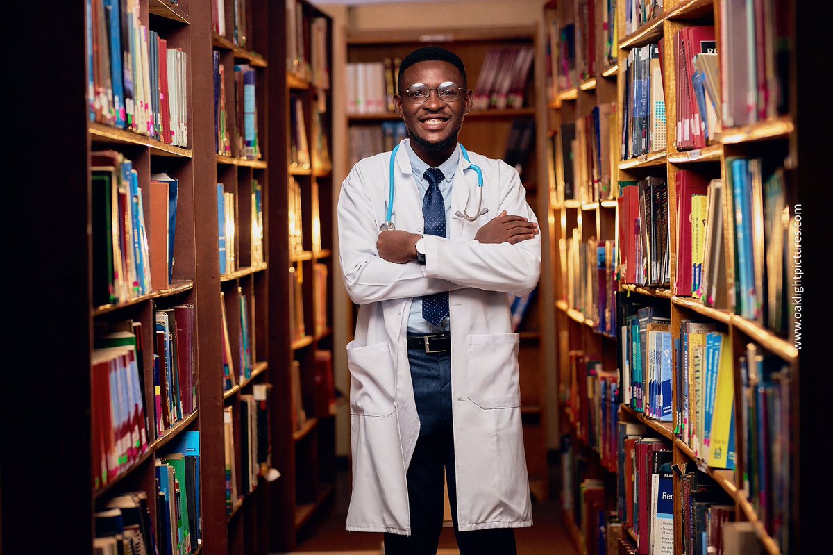 Pkinsaidoo's tweet photo. Mama I made it.😩  Officially Dr Emmanuel Paa Kow Insaidoo 🎊🎊🎉 https://t.co/81hSI7I4wx
