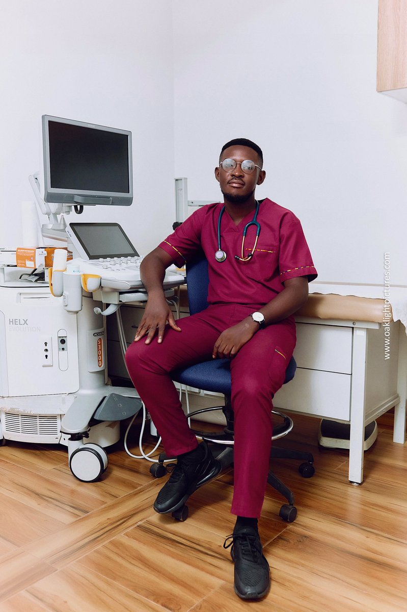 Pkinsaidoo's tweet photo. Mama I made it.😩  Officially Dr Emmanuel Paa Kow Insaidoo 🎊🎊🎉 https://t.co/81hSI7I4wx