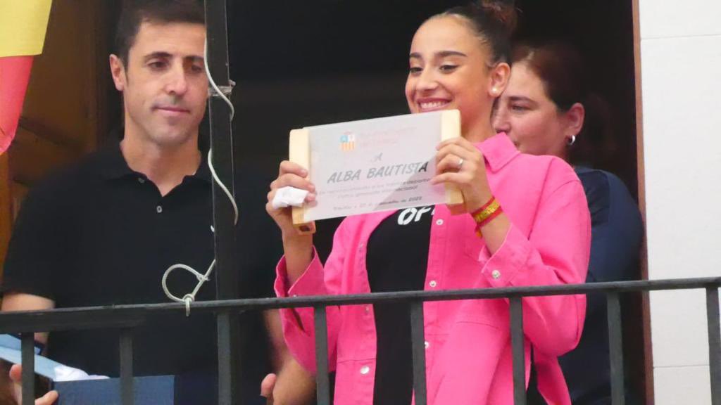 RFEGimnasia's tweet photo. Tras el pasado Mundial, la gimnasta Alba Bautista ha sido homenajeada hoy en su pueblo natal (Utrillas, Teruel). Además, se ha comunicado que el Pabellón Polideportivo pasará a llamarse “Pabellón Alba Bautista”. 
¡Enhorabuena Alba por tan merecido reconocimiento!👏🏼 #TeamESP #GR https://t.co/xJSZ3ePN2S