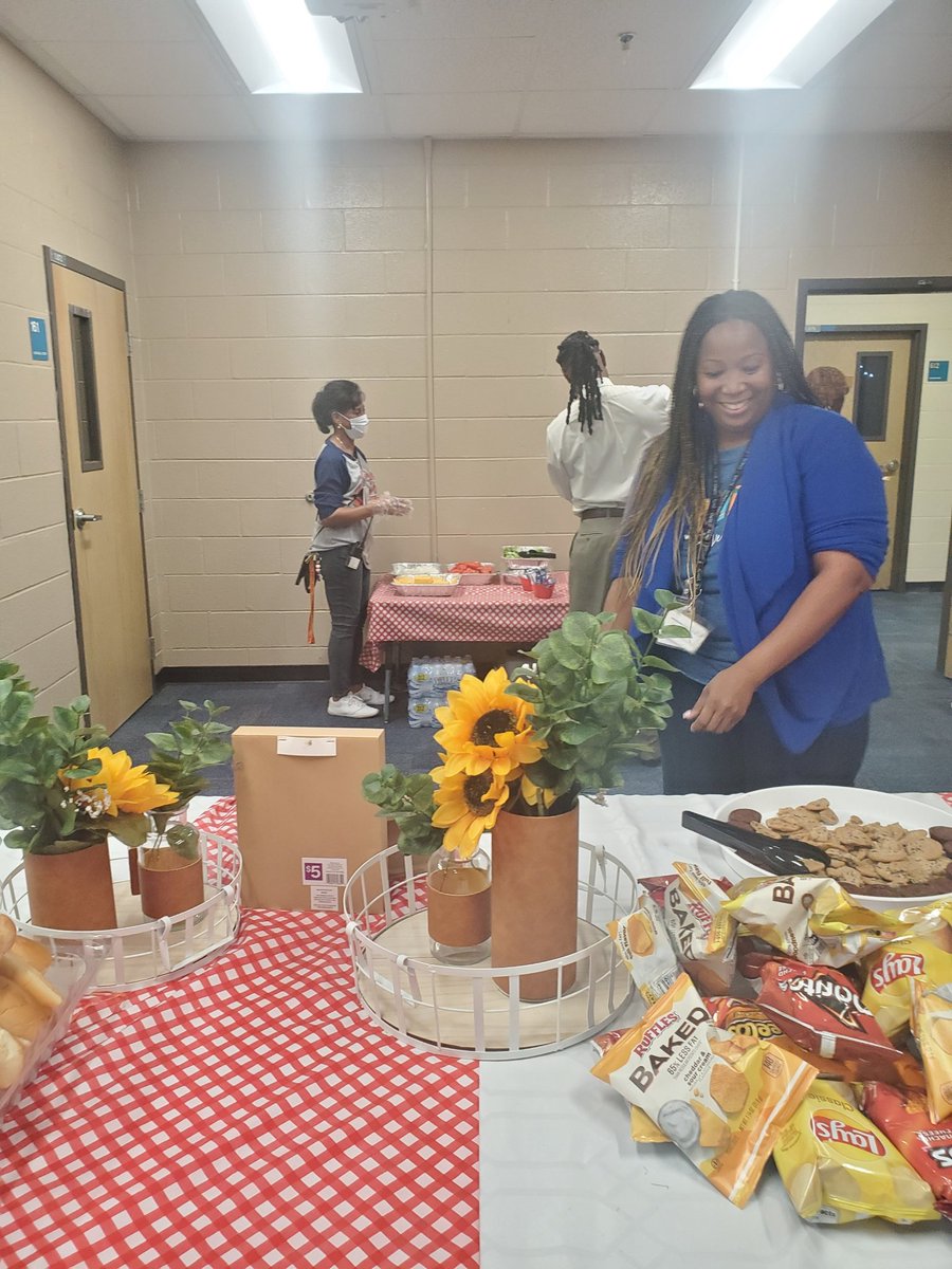 TeamBryantES's tweet photo. An AWESOME way to celebrate our staff the day before Fall break is with a staff cookout! Bellies were full and smiles were plentiful! #PieceOfThePuzzle  @MichelleWCurry1 https://t.co/sAzYpFGomC