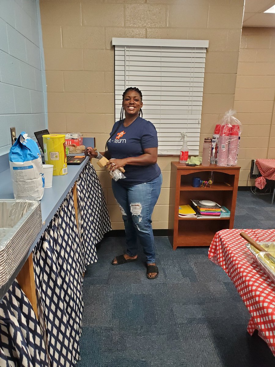 TeamBryantES's tweet photo. An AWESOME way to celebrate our staff the day before Fall break is with a staff cookout! Bellies were full and smiles were plentiful! #PieceOfThePuzzle  @MichelleWCurry1 https://t.co/sAzYpFGomC