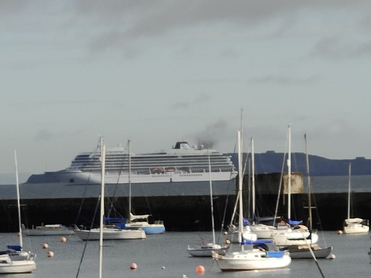M_Hartl's tweet photo. Monster #CruiseShip, #VikingMars, back in #WardieBay, belching out diesel fumes, 900 passengers adding to traffic on Pier Place &amp; inconvenience for locals. #ClimateEmergency #CruiseNotWelcome https://t.co/JMhflTktE6