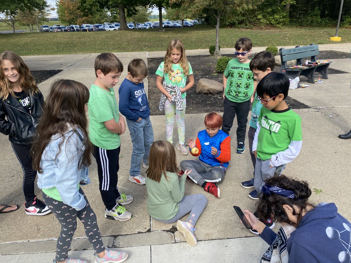 MrAurandTES's tweet photo. Our class had a great time with ⁦@PetrickTheresa⁩ class during Apple Day! 🍎🍏 https://t.co/tvEzM9k7Oo