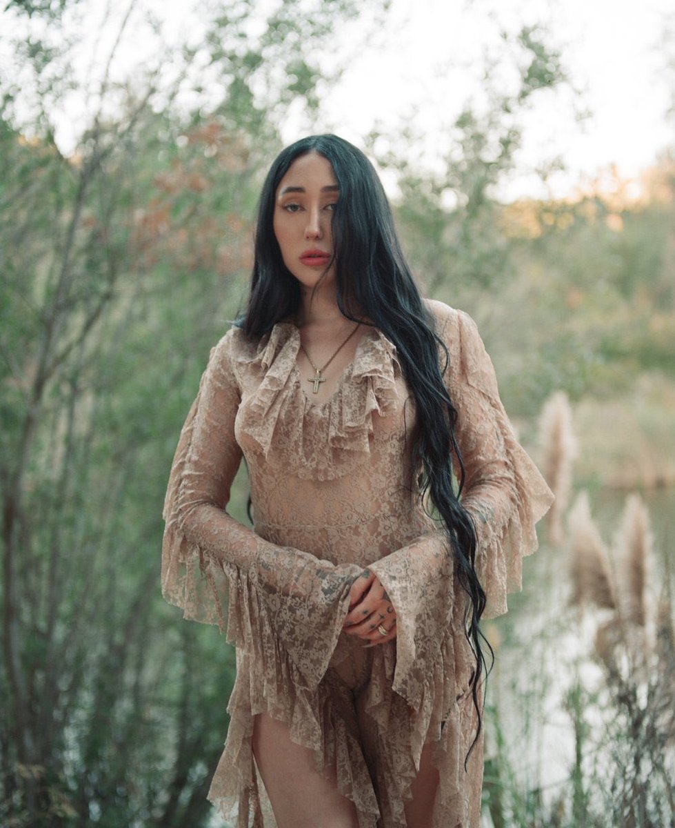 luniverfike's tweet photo. • Imágenes promocionales del álbum.
#NoahCyrus #TheHardestPart #HardestPart https://t.co/DQpPsH5HxP