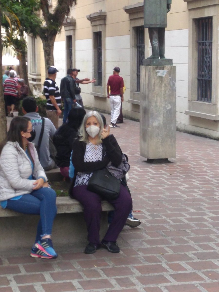 larevoluci02's tweet photo. En Mérida boulevard donde se encuentra el auditorio cesar Rengifo mientras representantes esperan a sus niños después de un ensayo con el orfeon de la ULA deben presenciar a este poco de borrachos peleando @polimerida @JesusAraque2021 Este sitio da pena https://t.co/KVbhqjfU8Z