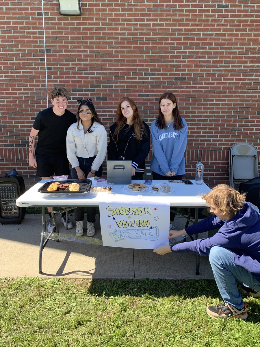 JanetWarden's tweet photo. Thank you to Student Council and RHBC for holding sponsor a veteran fundraiser during the Spirit Celebration for the upcoming VFW event. #raiderprofile @RH_Athletics @RedHookSeniorHS @rhcsd https://t.co/L38phrWvte