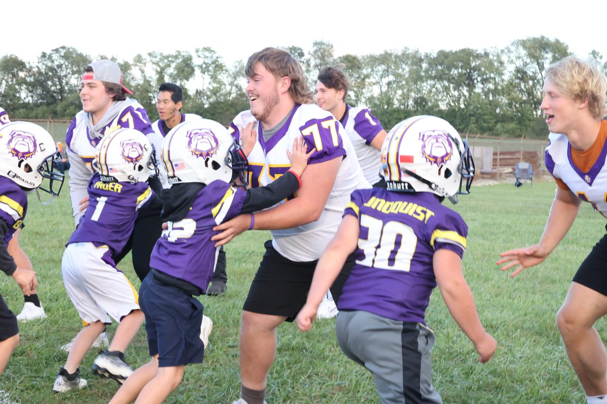 KimMiller_Learn's tweet photo. Was excited to see @bloomcarroll_fb and @EFCTS students spending some time with BC youth football players last night.  It is always wonderful to have our students connect with our littlest learners.  @EFCTS @BloomCarrollLSD #YourFutureOurFocus https://t.co/Mr83IIc6KO