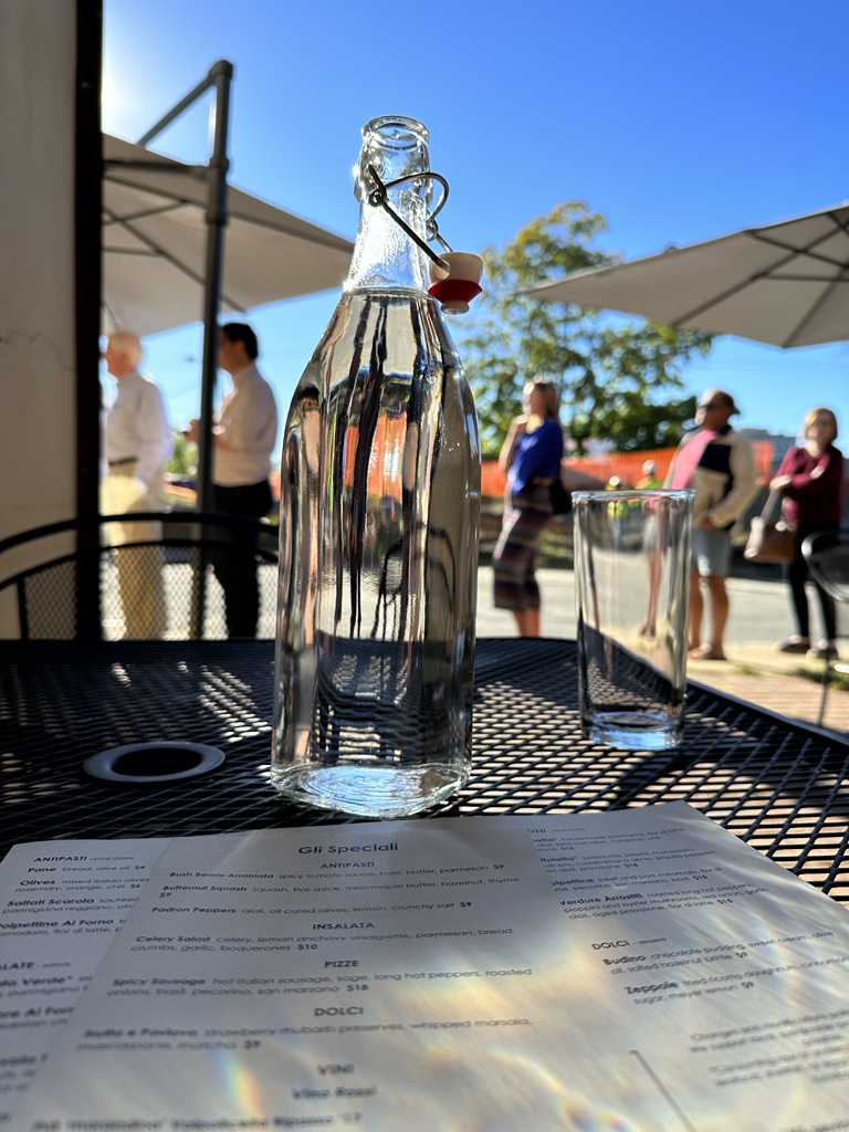 cvilleporchguy's tweet photo. Mighty nice weather. #LampoTime #WineTime https://t.co/Z9l0JVNhwK