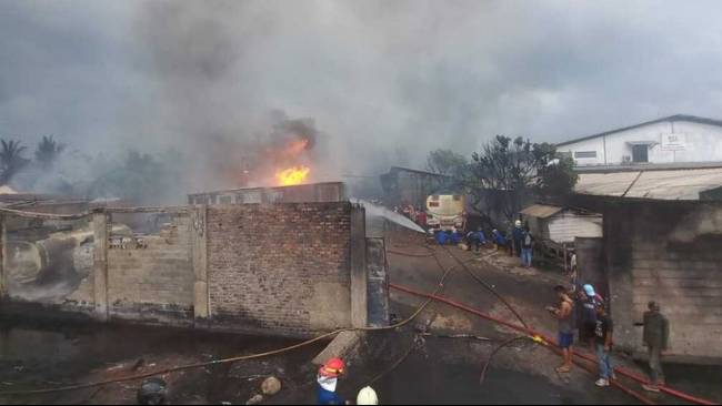 KompasTV's tweet photo. Gudang Tempat Penimbunan Solar Ilegal di Palembang Kebakaran, Ternyata Milik Anggota Polisi https://t.co/yWqWfN0WSi https://t.co/XyZrfMh9Vu
