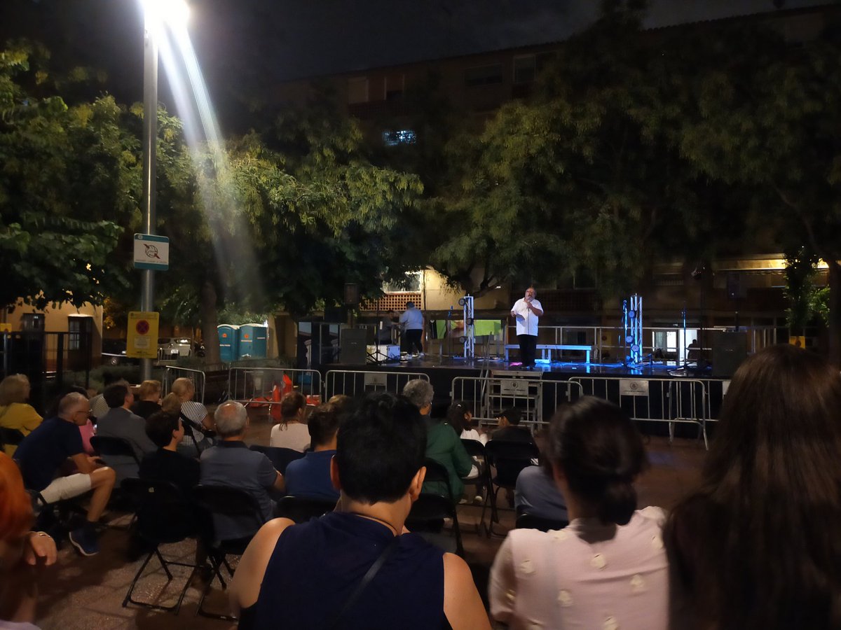 esquerraLH's tweet photo. 🎉 Aquesta nit hem assistit al Pregó de la Festa Major dels blocs #CiutatComtal, acompanyant els veïns i veïnes que han sortit a la plaça malgrat l'amenaça de pluja.
Esperem poder gaudir de totes les activitats durant el cap de setmana. Molt bona #FMCiutatComtal! https://t.co/uwaOceN9KK