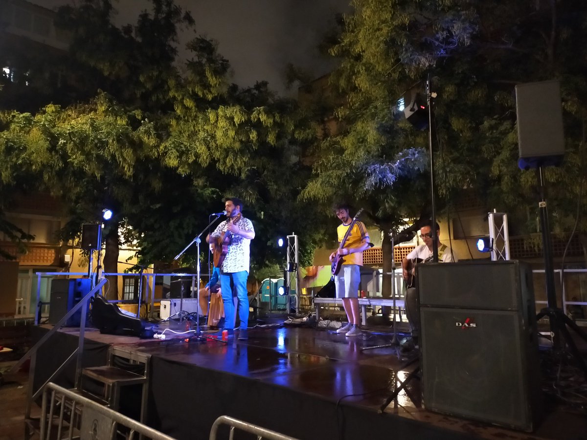 esquerraLH's tweet photo. 🎉 Aquesta nit hem assistit al Pregó de la Festa Major dels blocs #CiutatComtal, acompanyant els veïns i veïnes que han sortit a la plaça malgrat l'amenaça de pluja.
Esperem poder gaudir de totes les activitats durant el cap de setmana. Molt bona #FMCiutatComtal! https://t.co/uwaOceN9KK