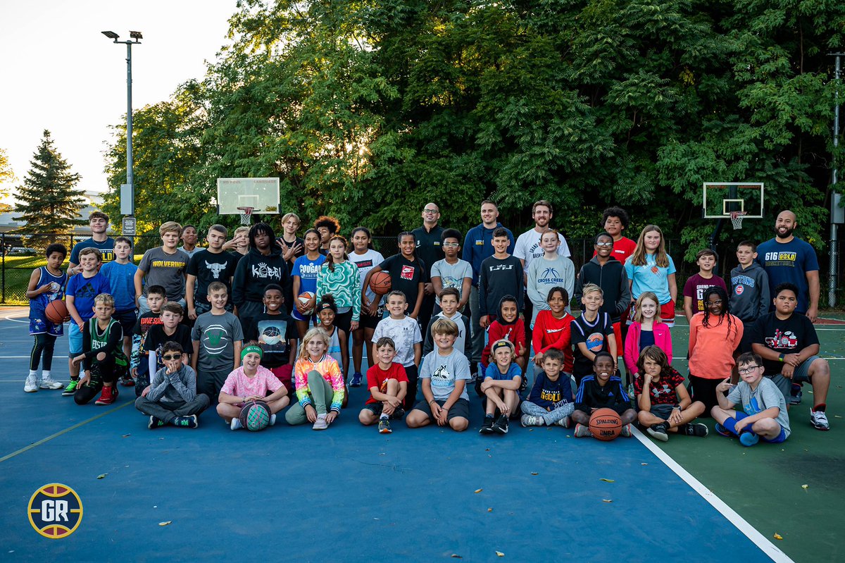 NBAGrandRapids's tweet photo. Last night we joined @nbagleague teams across the nation to get #backtobasketball
Thank you @GRKrocCenter for hosting, @shopfamilyfare for supplying snacks & waters and the kids for reminding us - over and over why this sport is so special. #elevateGR https://t.co/vSdjTBqvJt