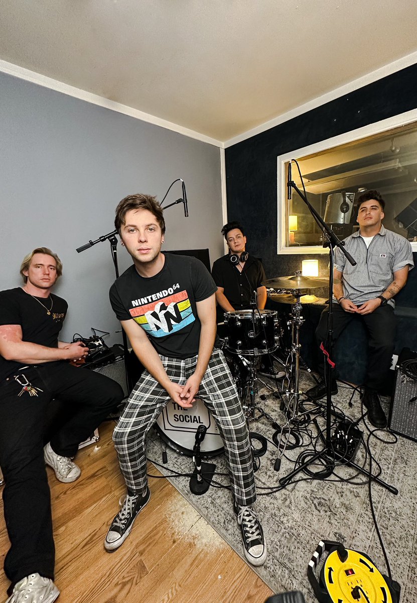 crashmycarband's tweet photo. New phone, who dis? 📱

#keatonsiphone14 https://t.co/QD0aGnmvIo