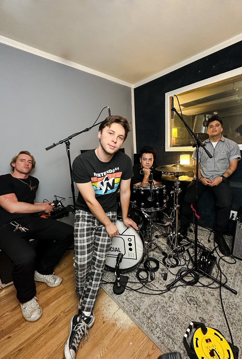 crashmycarband's tweet photo. New phone, who dis? 📱

#keatonsiphone14 https://t.co/QD0aGnmvIo
