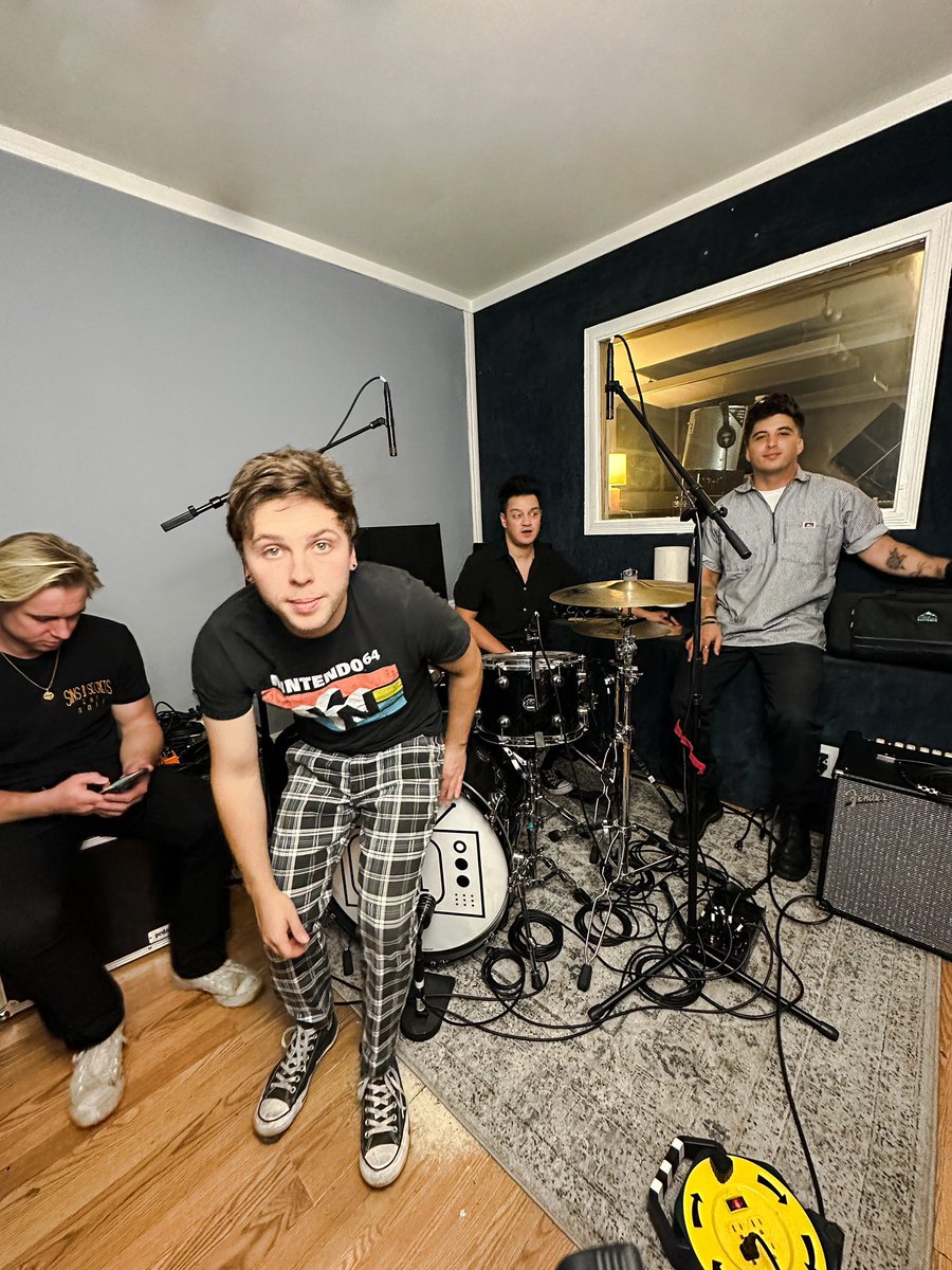 crashmycarband's tweet photo. New phone, who dis? 📱

#keatonsiphone14 https://t.co/QD0aGnmvIo