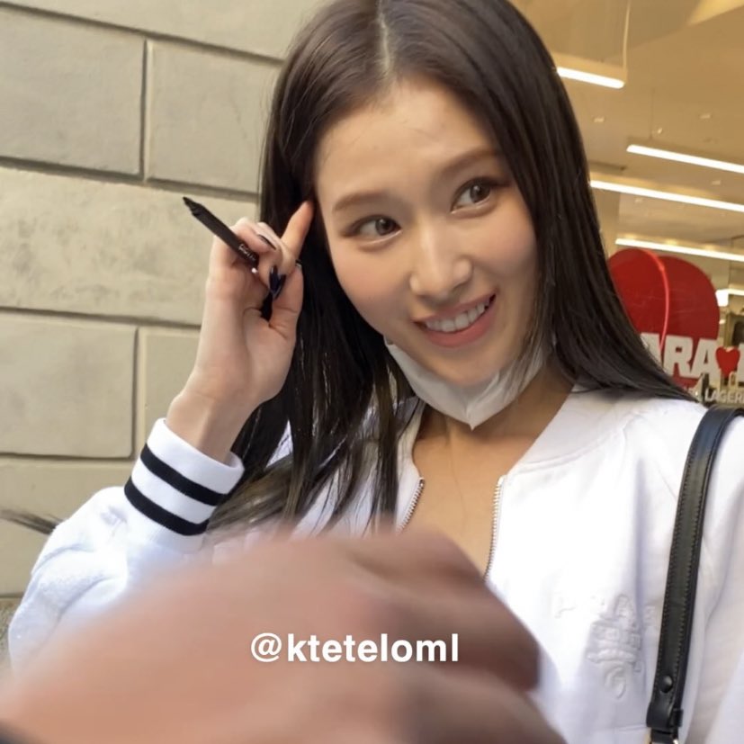 wallfinter's tweet photo. s4nas wrist….she’s really getting w*nyoung skinny…. https://t.co/l9mj4vlgmU