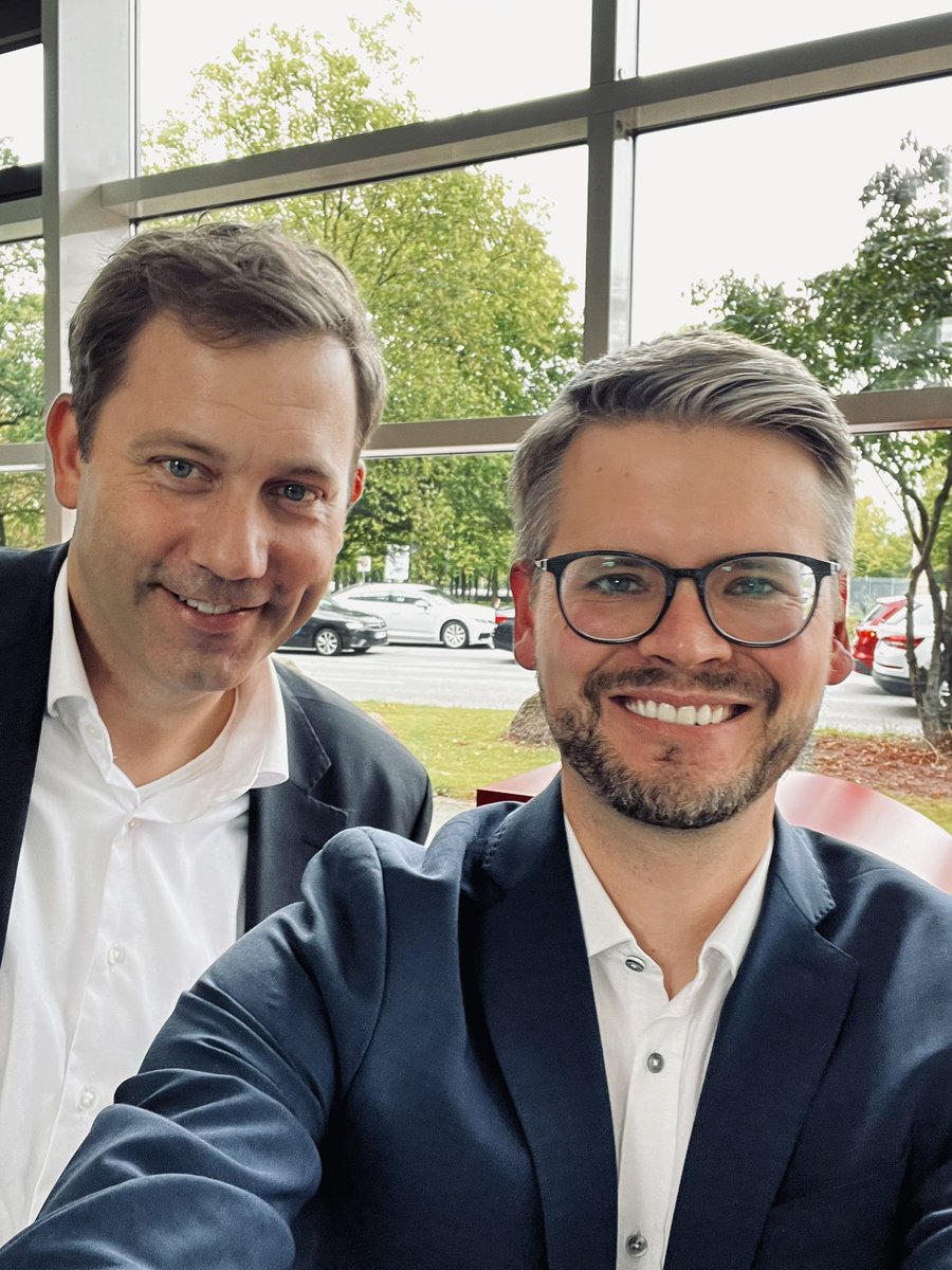AlexReupke's tweet photo. Das Selfie nach dem Videodreh. 📸😆 https://t.co/TVRQY3LGnB