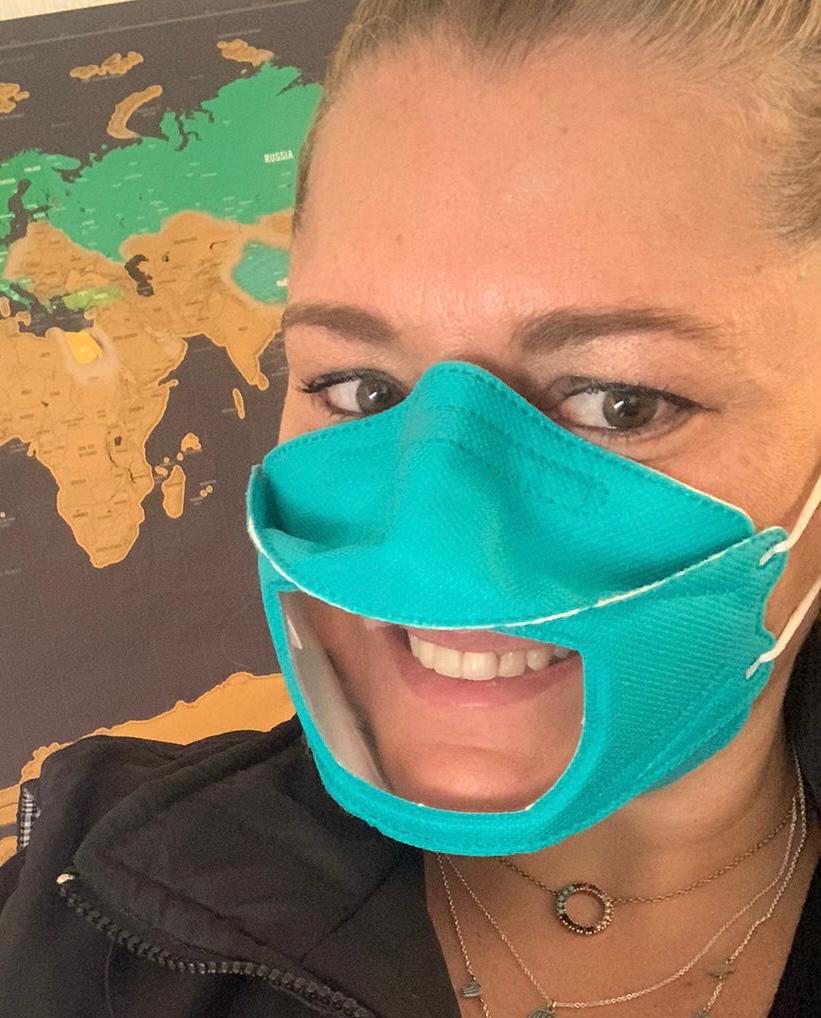 Incluyamos de manera efectiva a las personas con discapacidad auditiva, preservando el lenguaje de signos y su cultura. Les invitamos a usar cubrebocas que permitan leer los labios y ver las expresiones faciales.

#DíaInternacionalDeLaLenguaDeSeñas
<a href="/viendotentiendo/">Viendotentiendo</a>